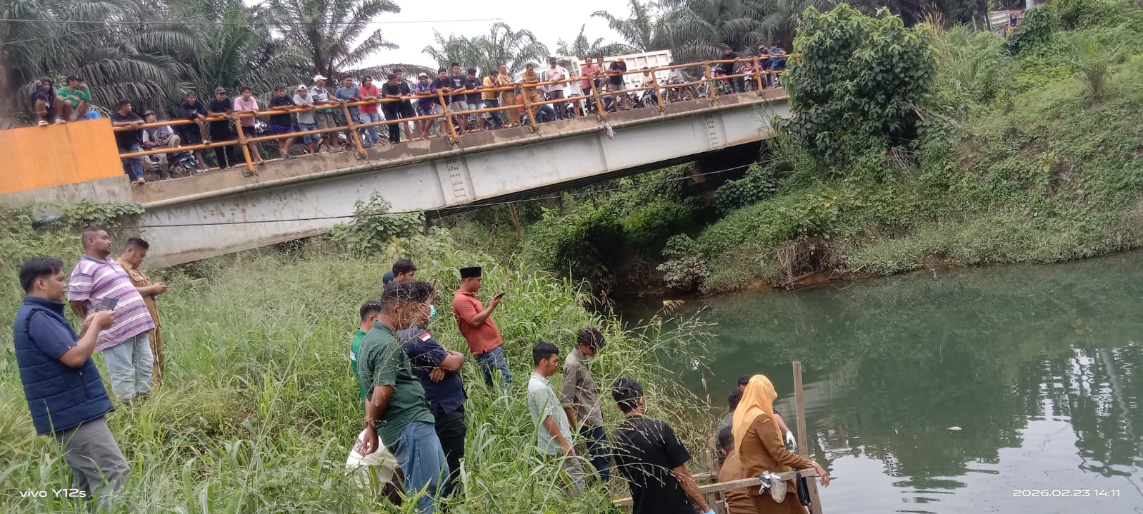 Warga Sijunjung tuntut ganti rugi Rp 3 miliar ke PT SKA setelah ikan mati di Sungai Batang Kering diduga akibat bocornya limbah pabrik sawit.