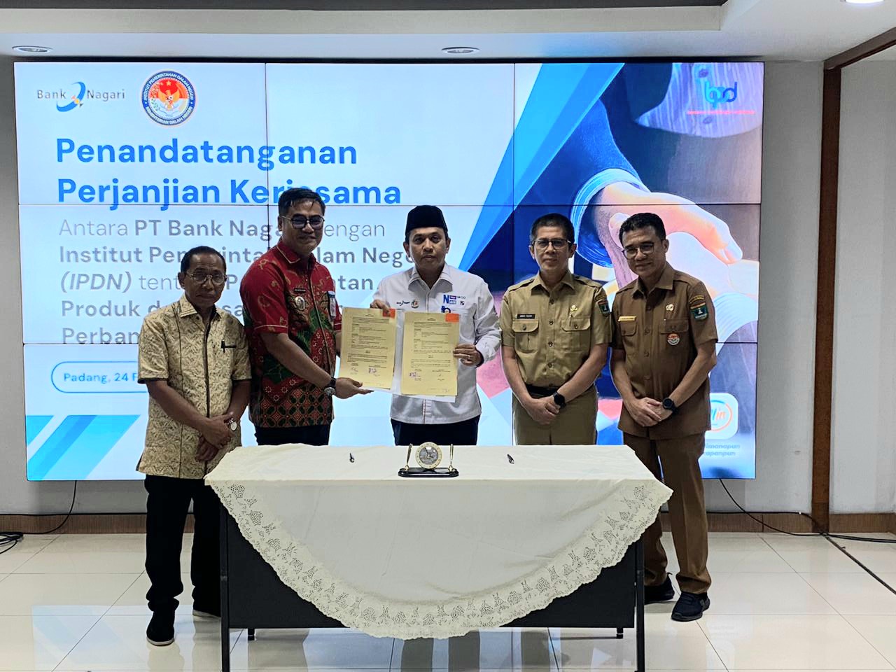 PT Bank Nagari resmi menandatangani Perjanjian Kerja Sama (PKS) dengan Institut Pemerintahan Dalam Negeri (IPDN) Kampus Sumatera Barat (Sumbar) tentang Pemanfaatan Produk dan Jasa Layanan Perbankan.