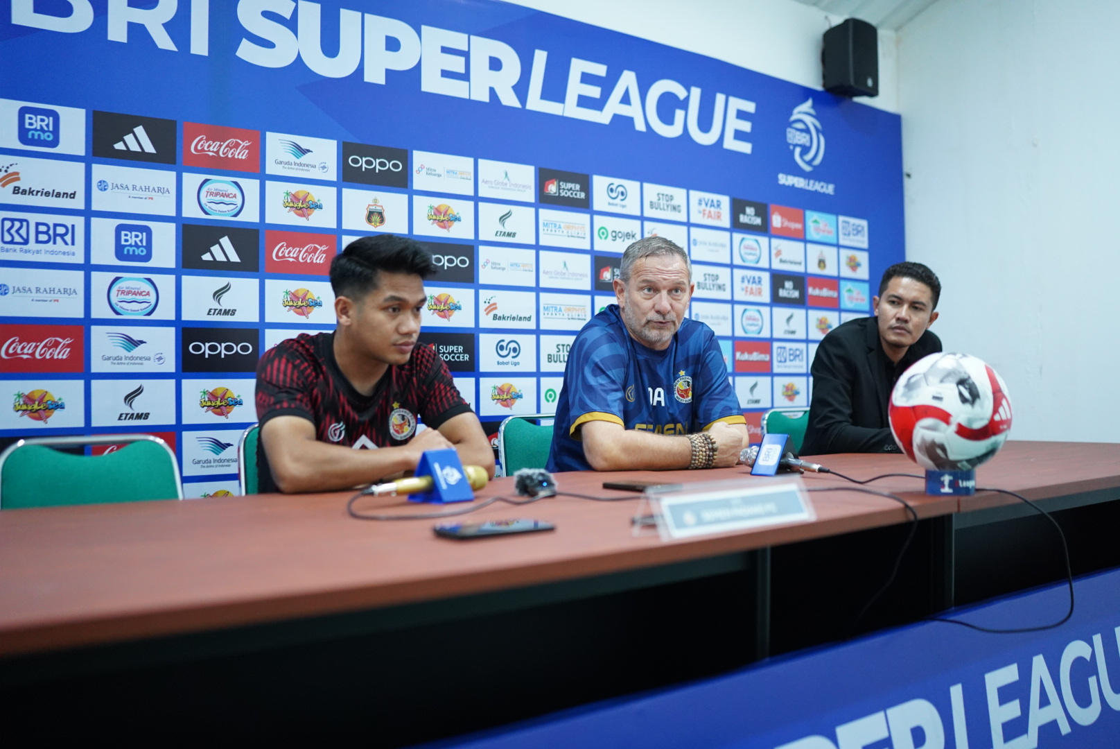 Pelatih Semen Padang FC, Dejan Antonic saat memberikan keterangan kepada awak media jelang pertandingan, Senin (23/2/2026).