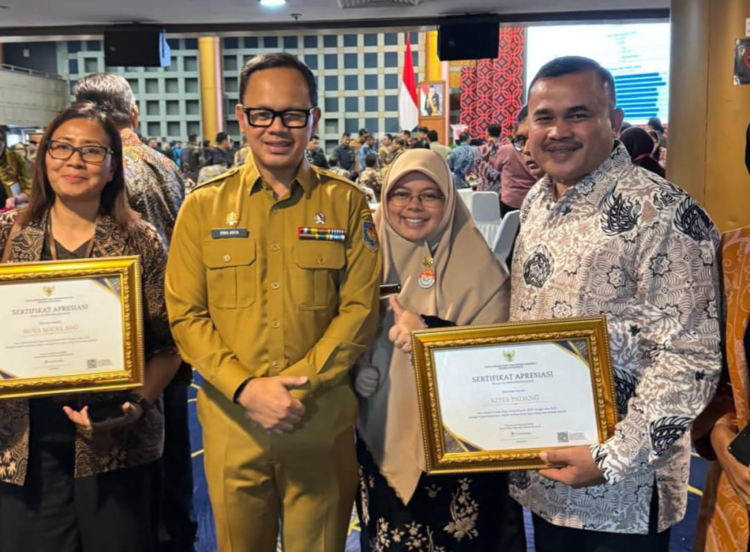 Raju Minropa bersama Wamendagri usai terima penghargaan IDSD 2025 dari BRIN, Kota Padang catat nilai tertinggi di Sumatera Barat.(Foto: Prokopim)
