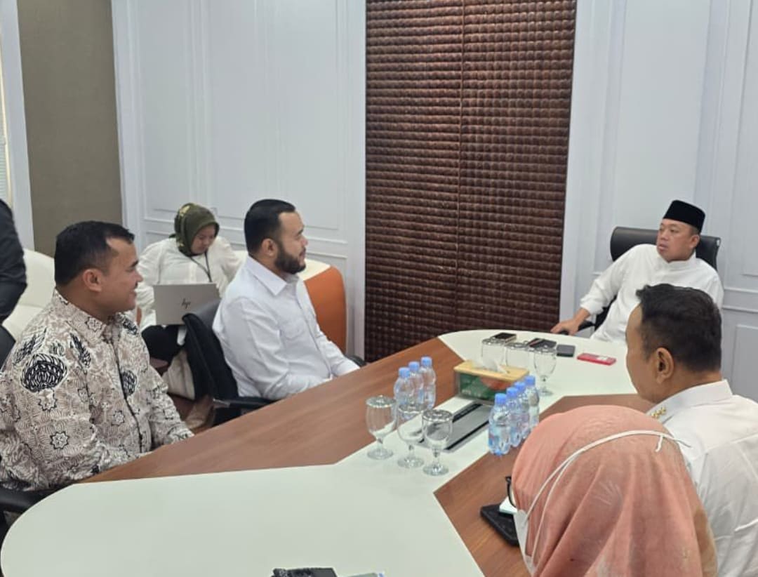 Pertemuan Wali Kota Padang Fadly Amran dengan Menteri ATR/BPN Nusron Wahid di Jakarta membahas percepatan kepastian hukum lahan Huntap dan Sekolah Rakyat.(Foto: Prokopim)