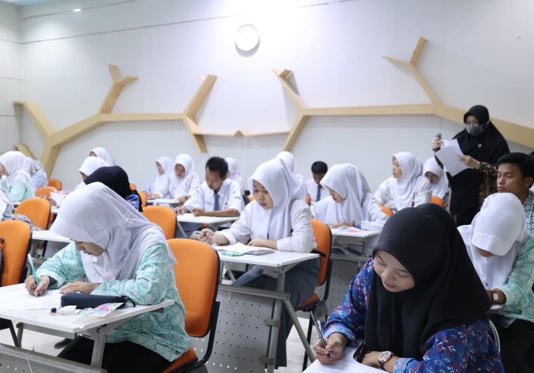 Peserta mengikuti seleksi program BIDIKSIBA PTBA tahun lalu di ruang ujian.(Foto: Dok. Corcom PTBA)