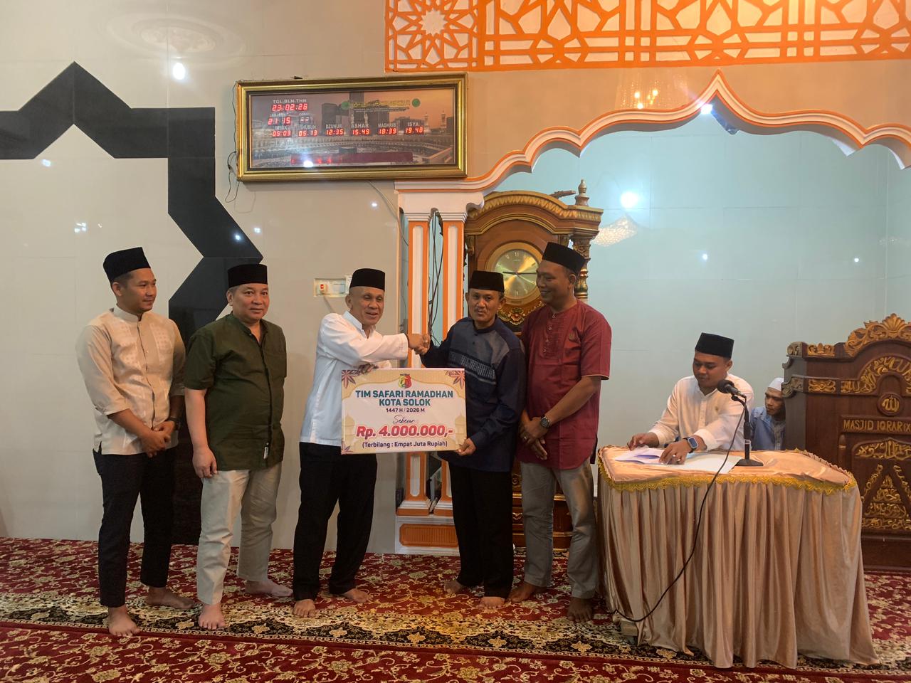 Tim 14 Pemerintah Kota Solok mengunjungi Masjid Al-Iqrar, Kelurahan IX Korong, Kecamatan Lubuk Sikarah, Minggu (23/2/2026) malam.