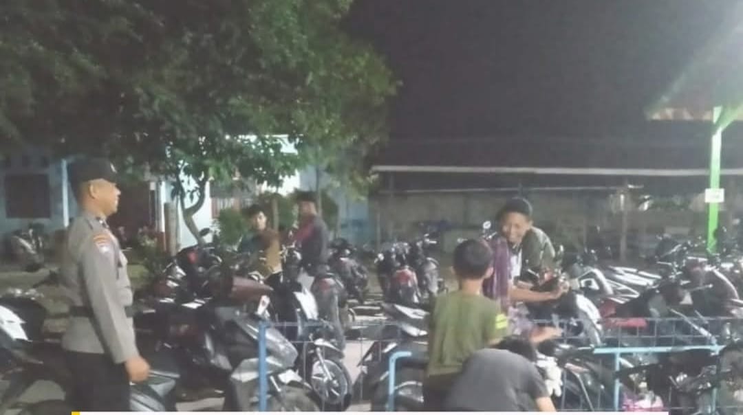 Bhabinkamtibmas Polsek Koto Baru melaksanakan kegiatan Sambang/THTS (Tiada Hari Tanpa Silaturahmi) dengan menyambangi masjid saat pelaksanaan Salat Tarawih di wilayah Nagari Kotobaru.