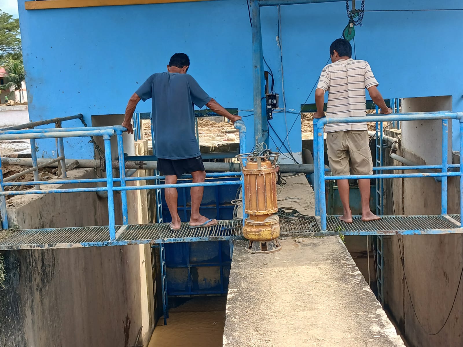 Dua orang petugas sedang mengecek air yang masuk ke intake Kampung Koto  IPA Gunungpangilun Perumda Air Minum Kota Padang, beberapa waktu lalu.