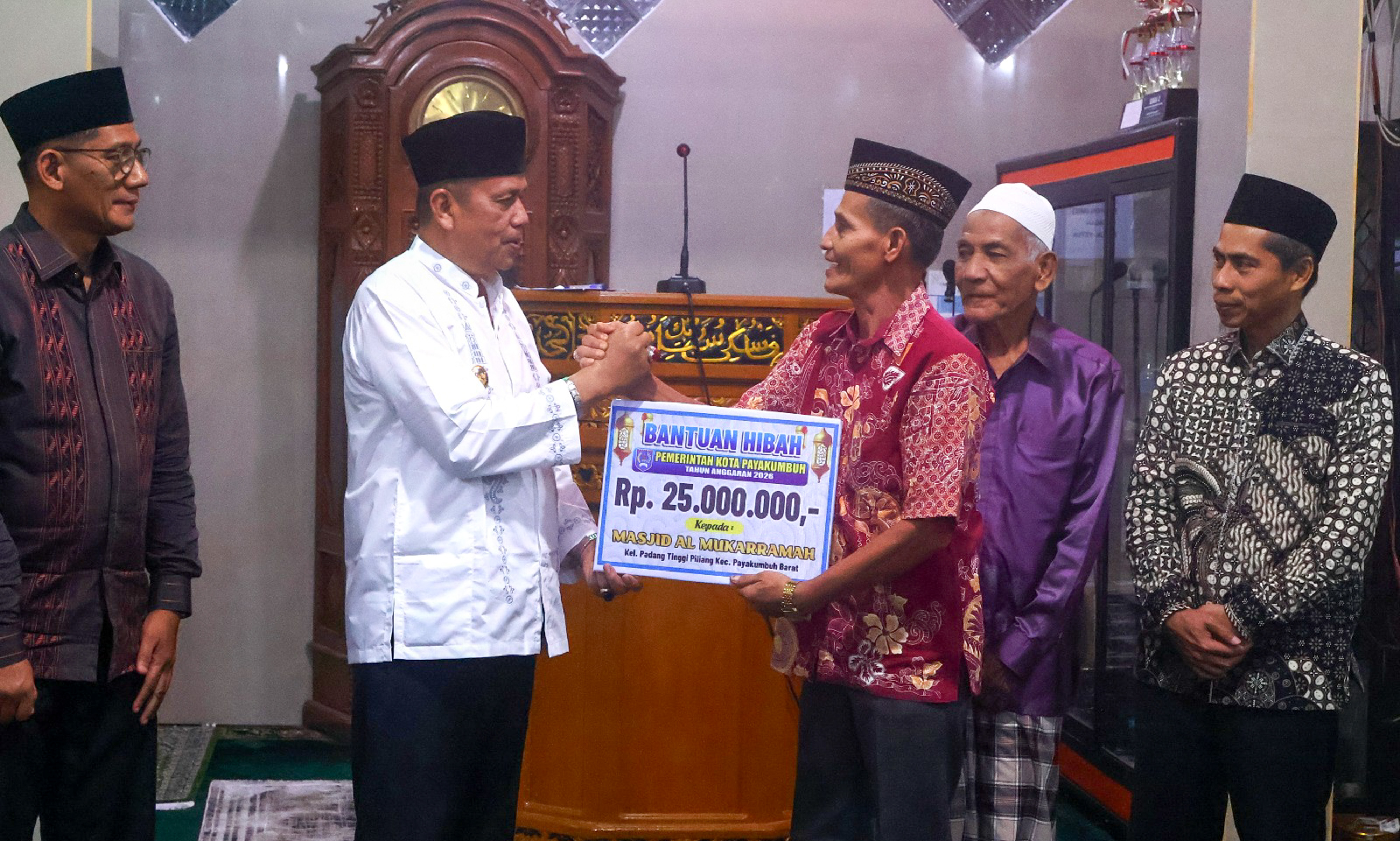 Wawako Payakumbuh pimpin Safari Ramadan di Masjid Al Mukarramah, serahkan hibah Rp25 juta dan sampaikan arah pembangunan 2026.