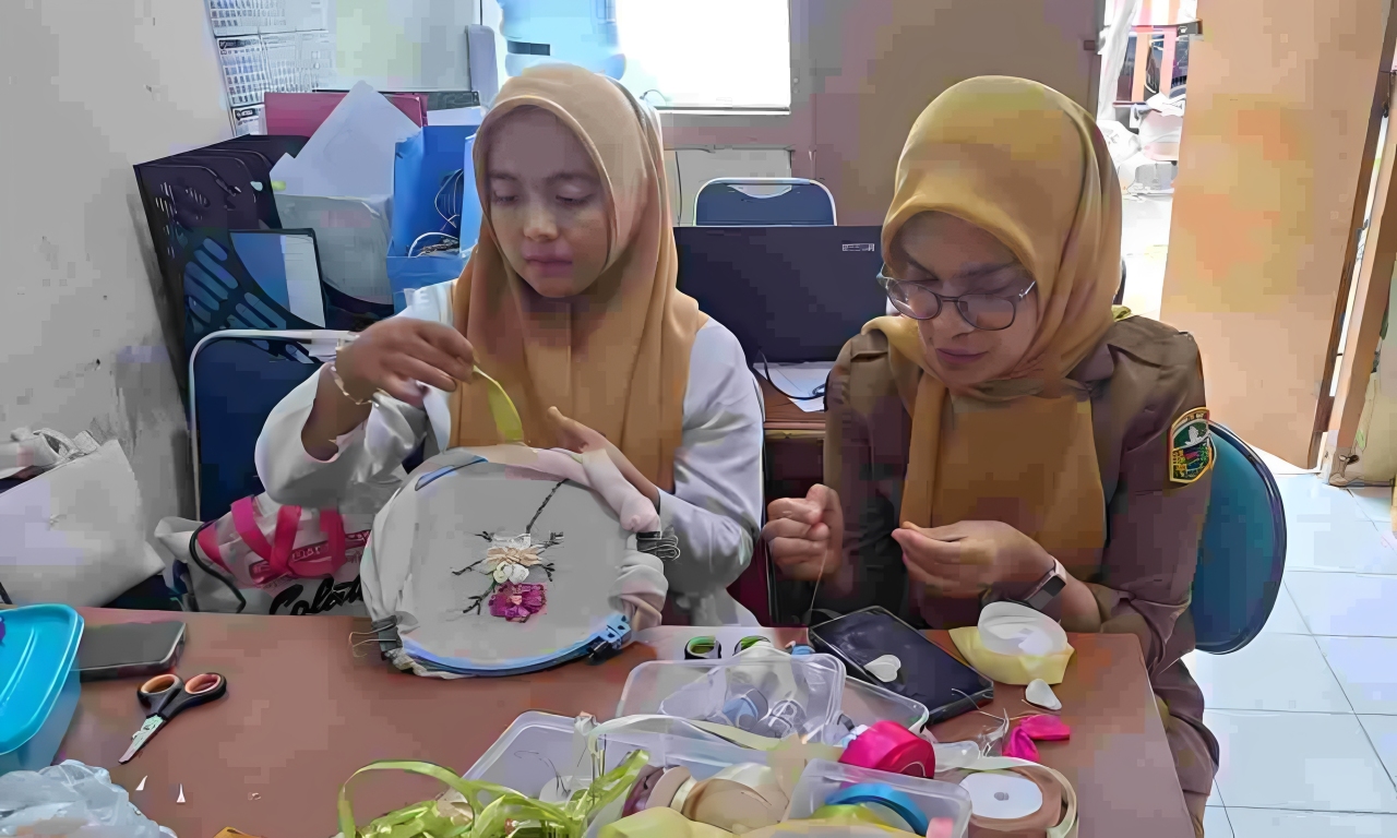 Staf Dinas KUKMPP Kabupaten Solok isi istirahat Ramadan dengan sulaman tangan, implementasi pelatihan UMKM dan penguatan IKM daerah.