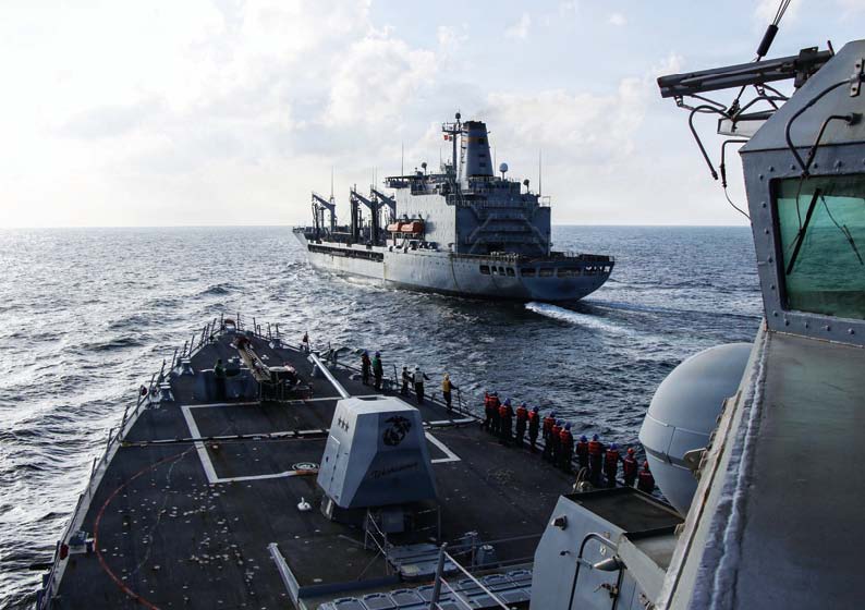MOBILISASI: USS Frank E Petersen Jr (DDG 121) berlayar berdampingan dengan USNS Henry J Kaiser (T-AO-187) di Laut Arab (18/2).