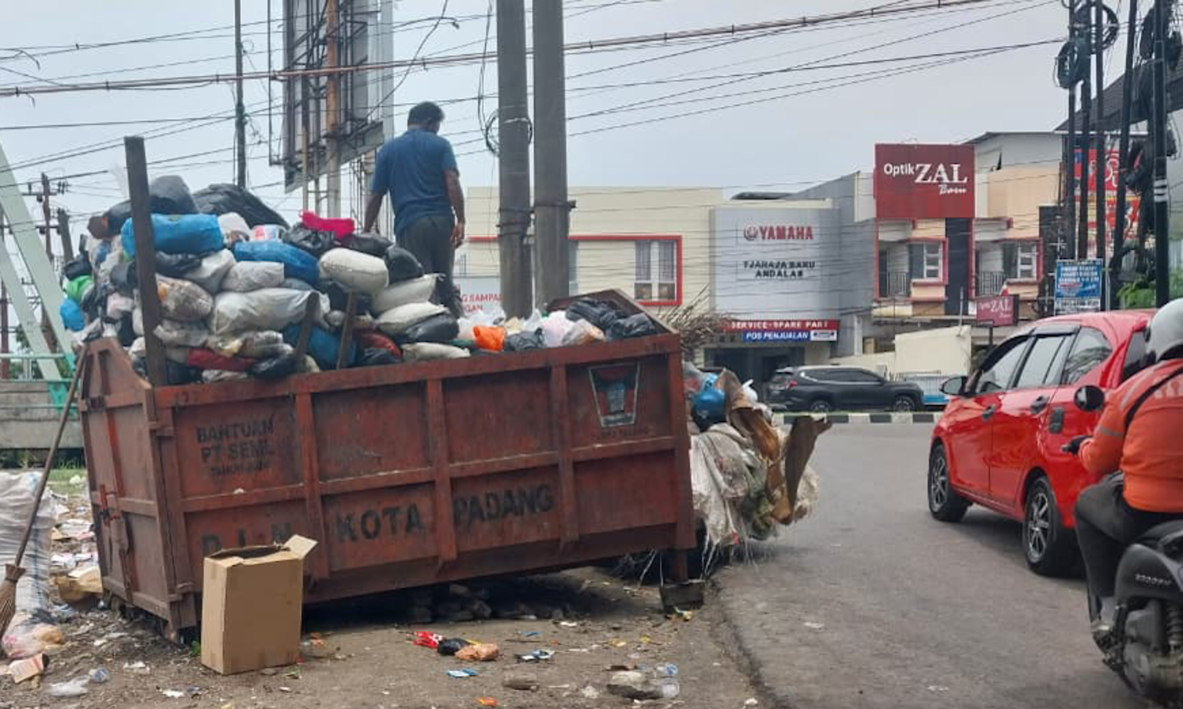 Volume sampah di TPS Jembatan Andalas Padang naik dua kali lipat. Pengangkutan dilakukan dua kali sehari. (f: mengki/padeks)