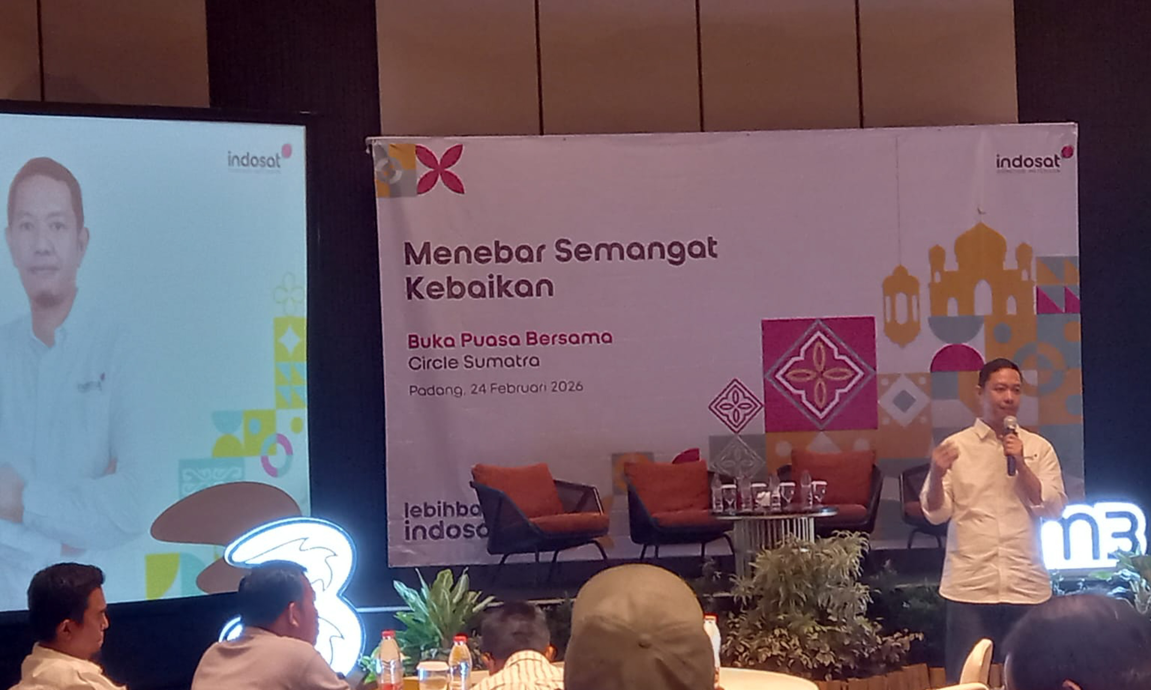 Head of Sales Central Sumatra Indosat, Taufik Kurniawan, beberkan program SCR Indosat saat buka puasa bersama wartawan di Hotel Santika Padang, Selasa (24/2/2026).
