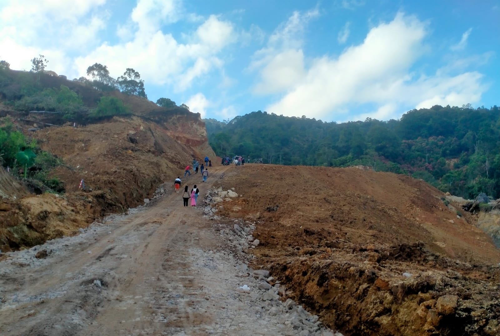 DIBUKA TERBATAS: Saat ini, akses jalan sudah terhubung dan dibuka terbatas bagi kendaraan roda dua dengan sistem buka-tutup.