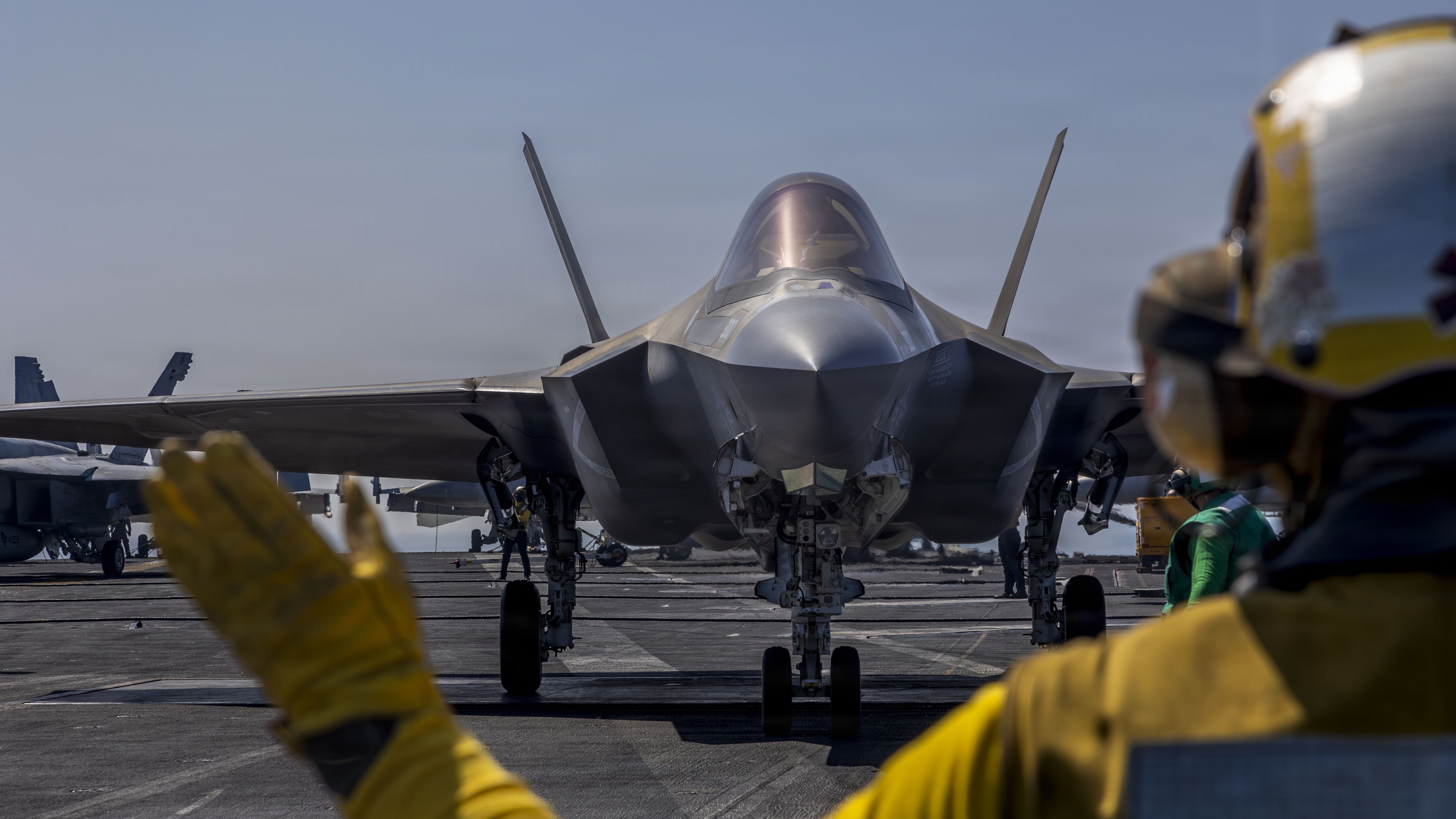 OPERASI TIMUR TENGAH: Sebuah F-35C Lightning II yang tergabung dalam Skuadron Serangan Pesawat Tempur Marinir (VMFA) 314, bersiap lepas landas dari dek penerbangan kapal induk kelas Nimitz USS Abraham