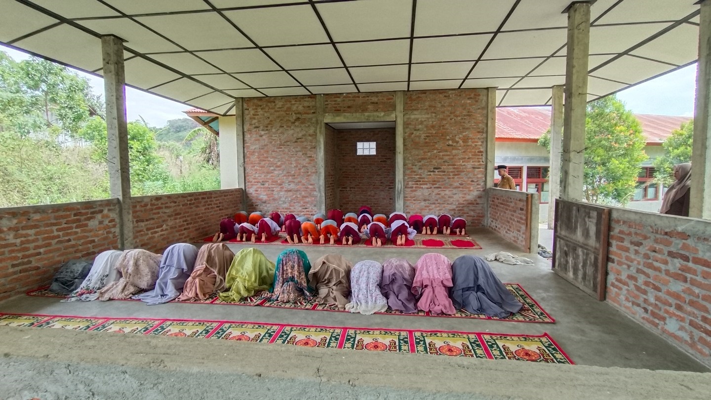KHUSYUK : Murid SDN 03 Tanjuang Haro Sikabu-kabu Padangpanjang terlihat khusyuk menjalankan ibadah salat zuhur di musala sekolah, Senin (9/2).(Tim laman guru)