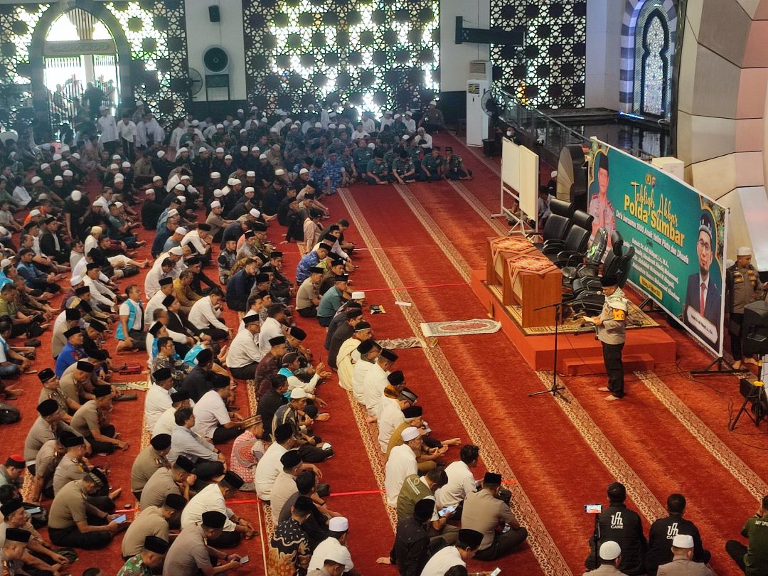 Personel Polda Sumbar dan masyarakat memadati Masjid Raya Syekh Ahmad Khatib Al-Minangkabawi untuk mendengarkan tabligh akbar, Selasa (24/2).