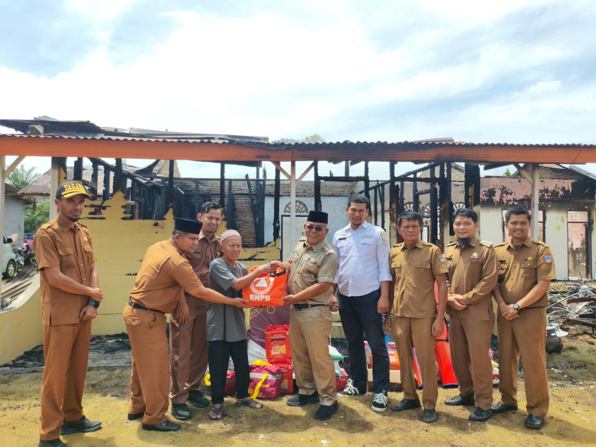 Bupati Pasbar Yulianto menyerahkan bantuan logistik kepada korban kebakaran rumah di Batangtoman, Nagari Lingkuangaur, Kecamatan Pasaman, Senin (23/2). 