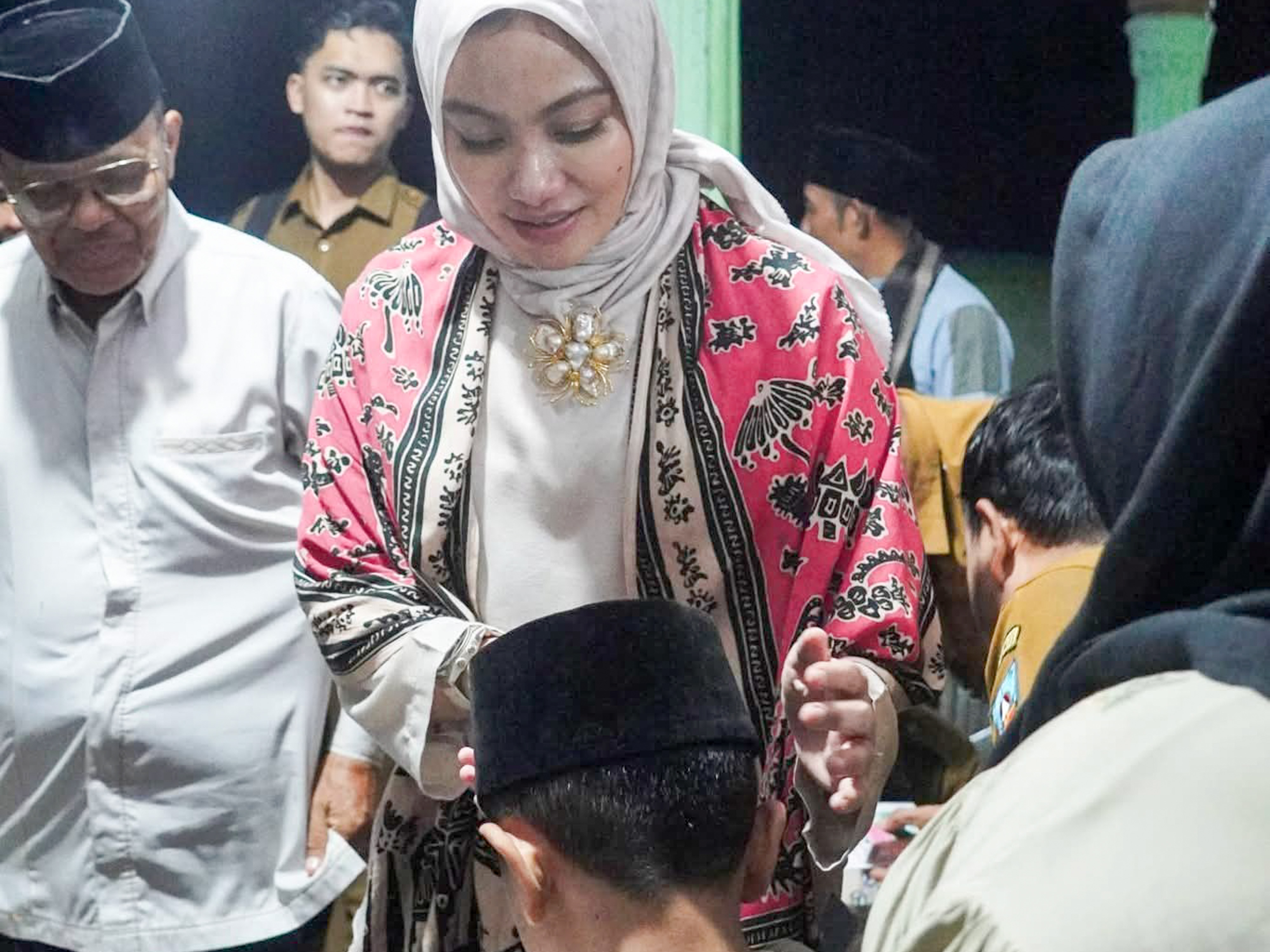 Bupati Dharmasraya Annisa Suci Ramadhani santuni 100 anak yatim Kecamatan Timpeh dalam buka puasa bersama di Masjid Baitul Makmur.
