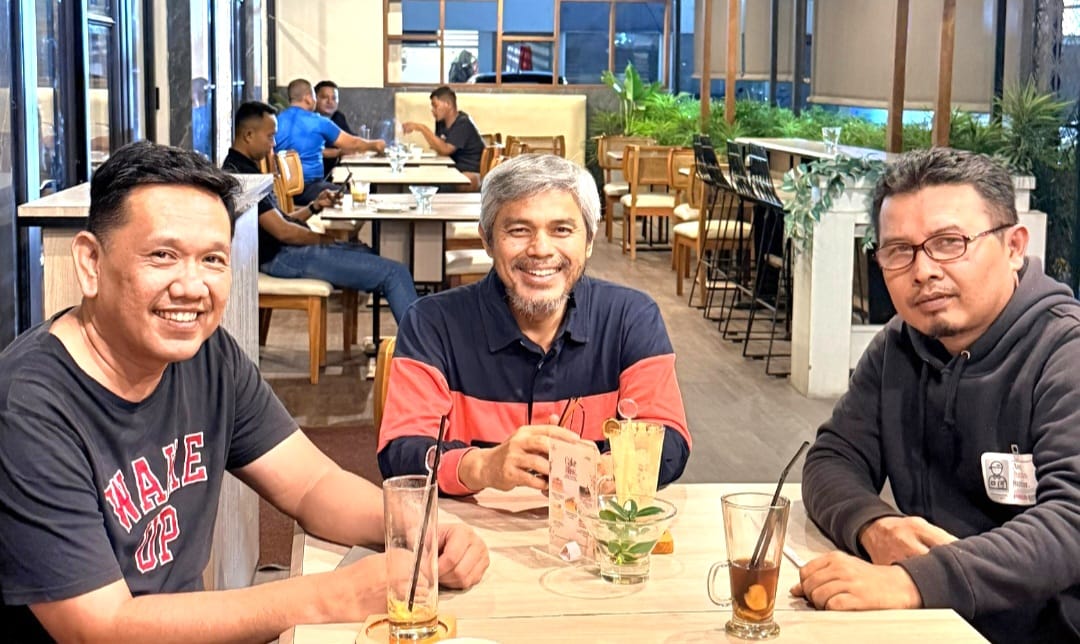 Ketua Pelaksana BOM Run, Revdi Iwan Syahputra (kanan) bersama Ketua Umum PB Ikasmantri DR dr Rahyussalim, dan Ketua Harian PB Ikasmantri Yulviadi Adek.