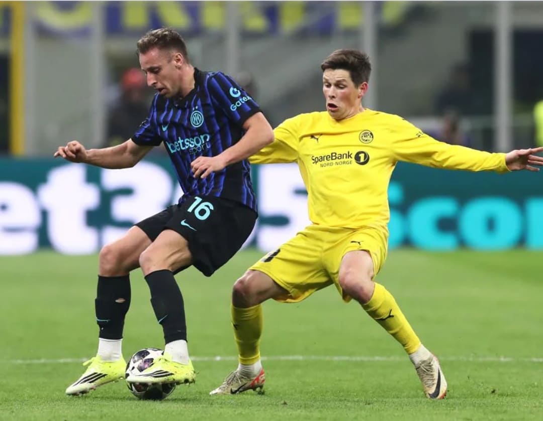 Sondre Brunstad Fet dari Bodo/Glimt berebut bola dengan Davide Frattesi pada babak pertama playoff Liga Champions di San Siro.(Foto: UEFA.com)