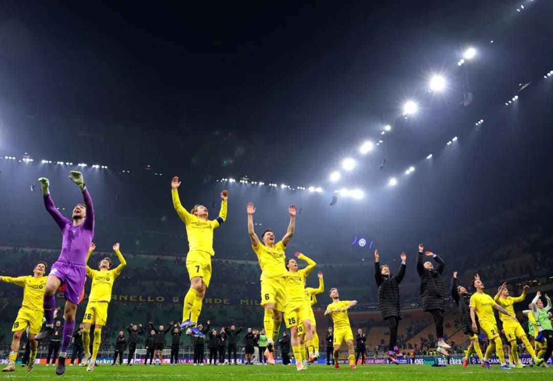 Para pemain Bodo/Glimt merayakan kemenangan 2-1 atas Inter Milan di San Siro, agregat 5-2, dan lolos ke babak 16 Liga Champions.(Foto: UEFA.com)