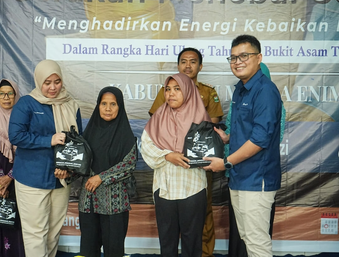Warga menerima sembako gratis dan edukasi gizi seimbang dari PTBA saat HUT ke-45 perusahaan.(Foto: Corcom)