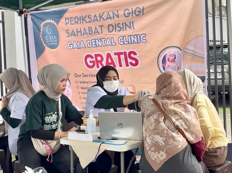 Masyarakat antusias mengikuti pemeriksaan gigi gratis di booth GAIA Dental Clinic selama Car Free Day Padang.(Foto: Humas)