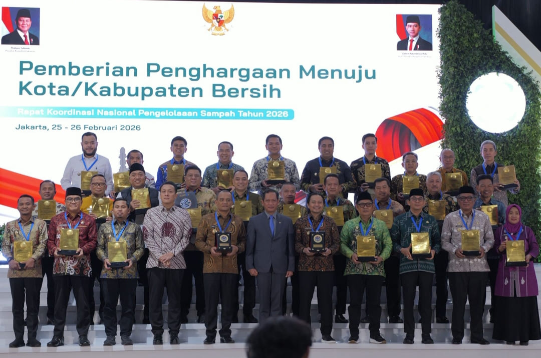 Wali Kota Padang Fadly Amran bersama bupati dan wali kota penerima penghargaan KLH dalam Rakornas Pengelolaan Sampah 2026 di Jakarta.(Foto: Prokopim)