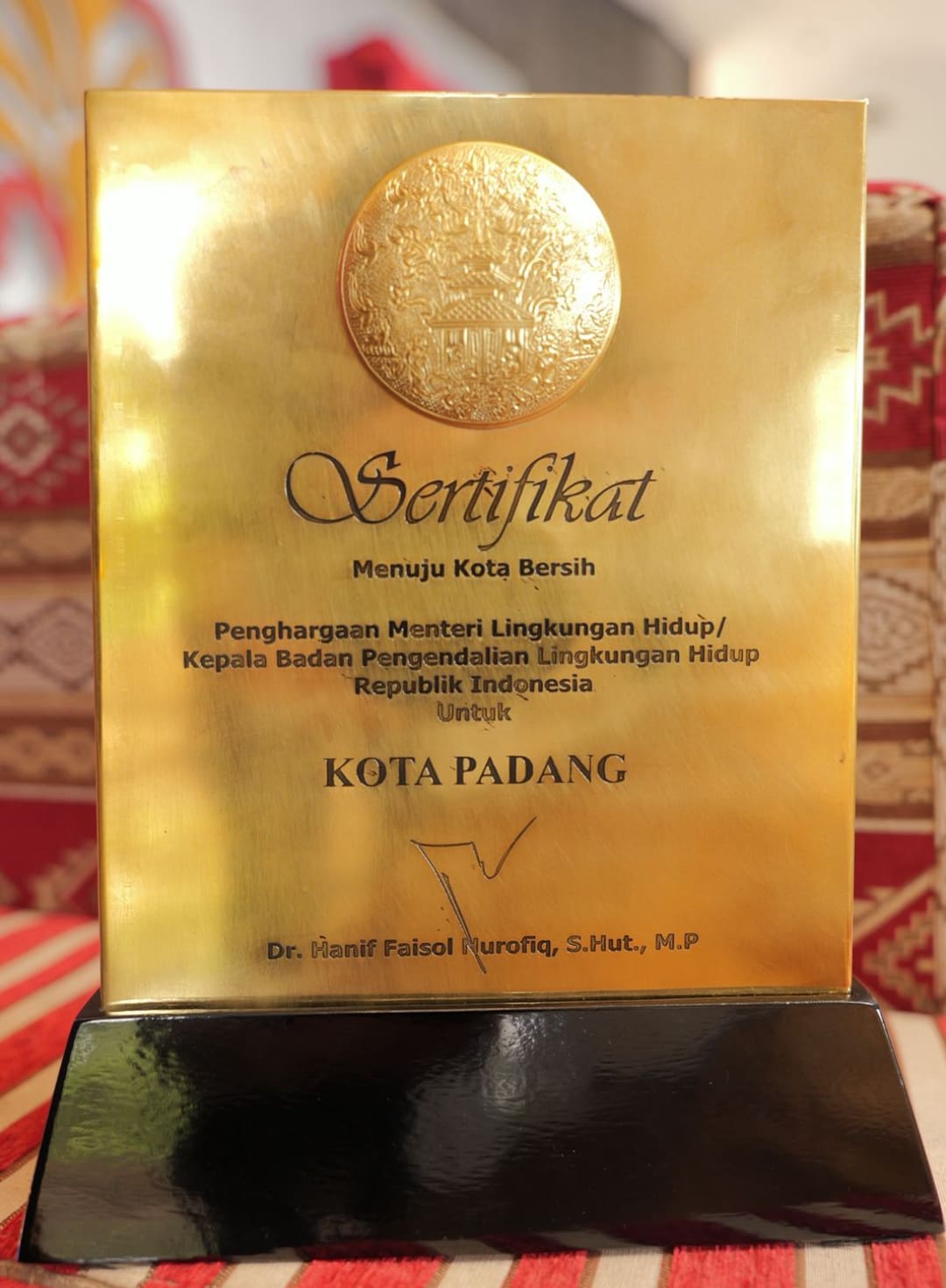 Sertifikat Adipura yang diterima Pemko Padang di Rakornas Pengelolaan Sampah 2026, di Jakarta.(Foto: Prokopim)