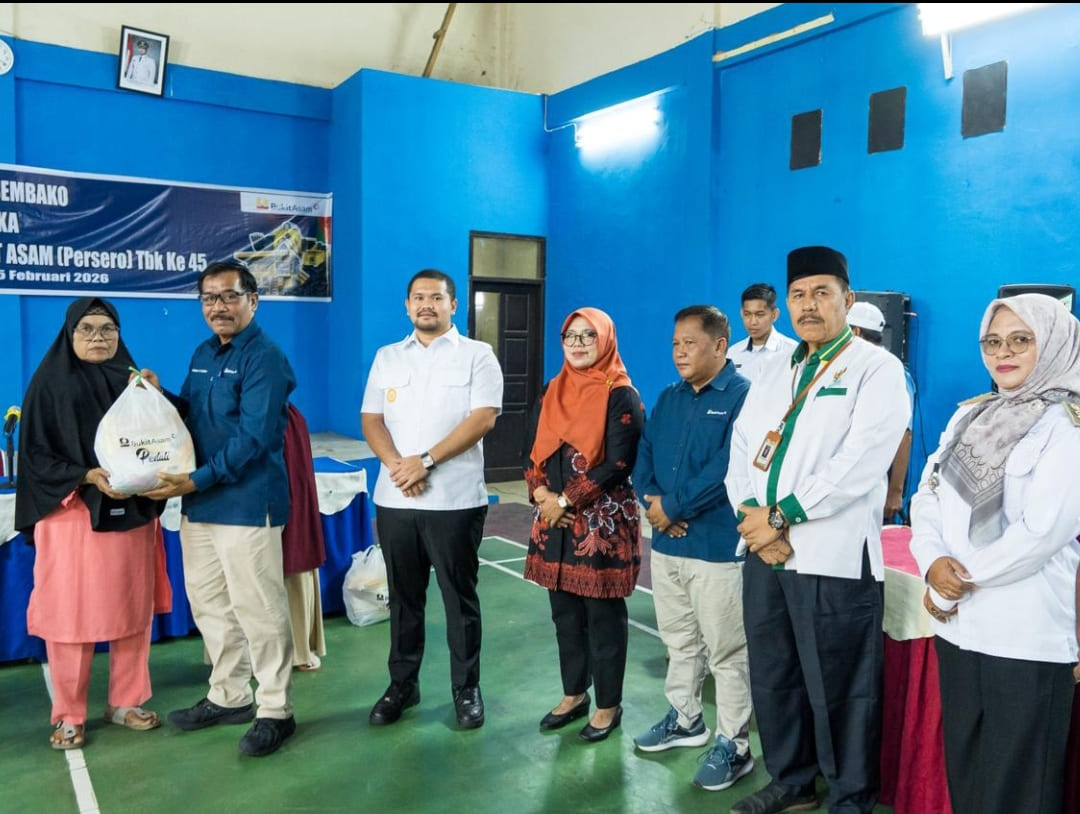 Penyerahan 550 paket sembako oleh PT Bukit Asam di Kantor Camat Barangin Sawahlunto HUT ke-45 PTBA.(Foto: Humas PTBA Ombilin)