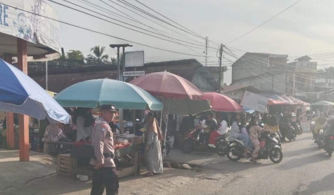 Bhabinkamtibmas Polsek Kotobaru, Kabupaten Dharmasraya, melaksanakan patroli pasar dengan berjalan kaki sekaligus melakukan pengamanan kegiatan pabukoan masyarakat di Nagari Kotobaru.