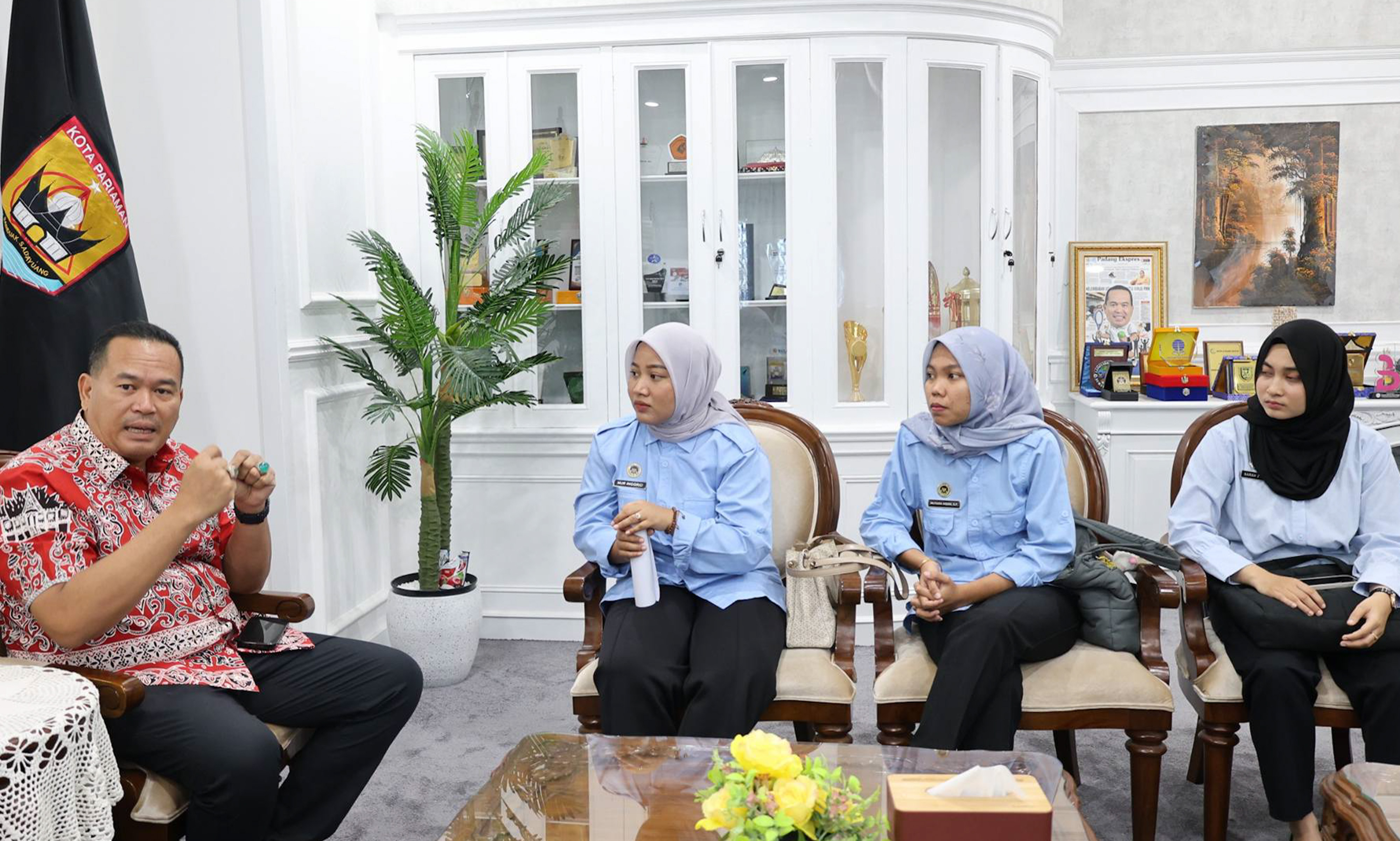 Wali Kota Pariaman Yota Balad menerima audiensi Koordinator Wilayah Badan Gizi Nasional (BGN) dan jajaran kepala dapur SPPG di ruang kerjanya, Rabu (25/2/2026).