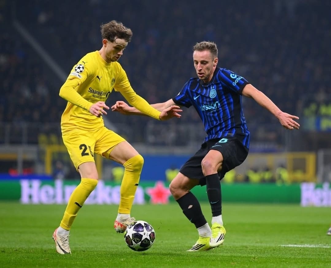TERSINGKIR: Gelandang Inter Milan Davide Fratesi (kanan) dihadang pemain FK Bodo/ Glimt pada second leg babak playoff fase knockout Liga Champions di Stadio Giuseppe Meazza, Milan, kemarin (25/2).