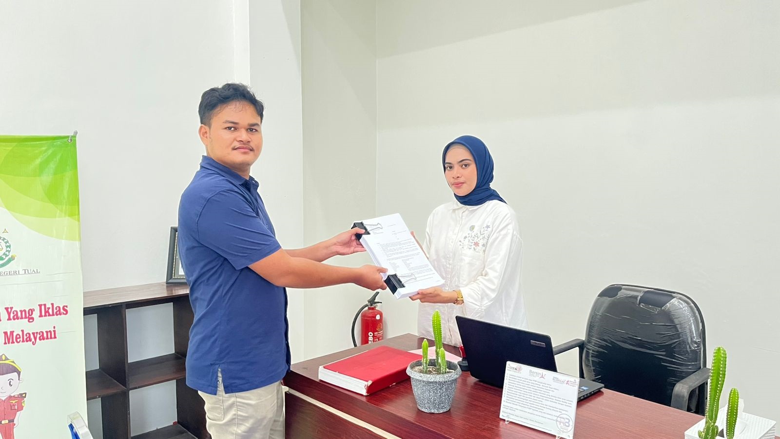 PENYERAHAN BERKAS: Penyidik Unit Perlindungan Anak dan Perempuan Satuan Reskrim Polres Tual (kiri), menyerahkan berkas perkara eks anggota Brimob, secara simbolis kepada pegawai Kejari Tual.