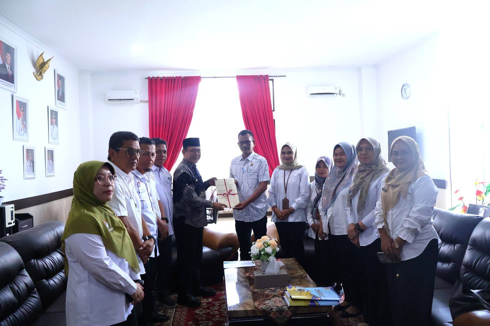 Wali Kota Payakumbuh, Zulmaeta menerima sertifikat hak pakai aset tanah tahun 2025 dari Kepala BPN Payakumbuh, Hardi Yuhendri di Ruang Kerja Wali Kota Payakumbuh, Rabu (25/2).