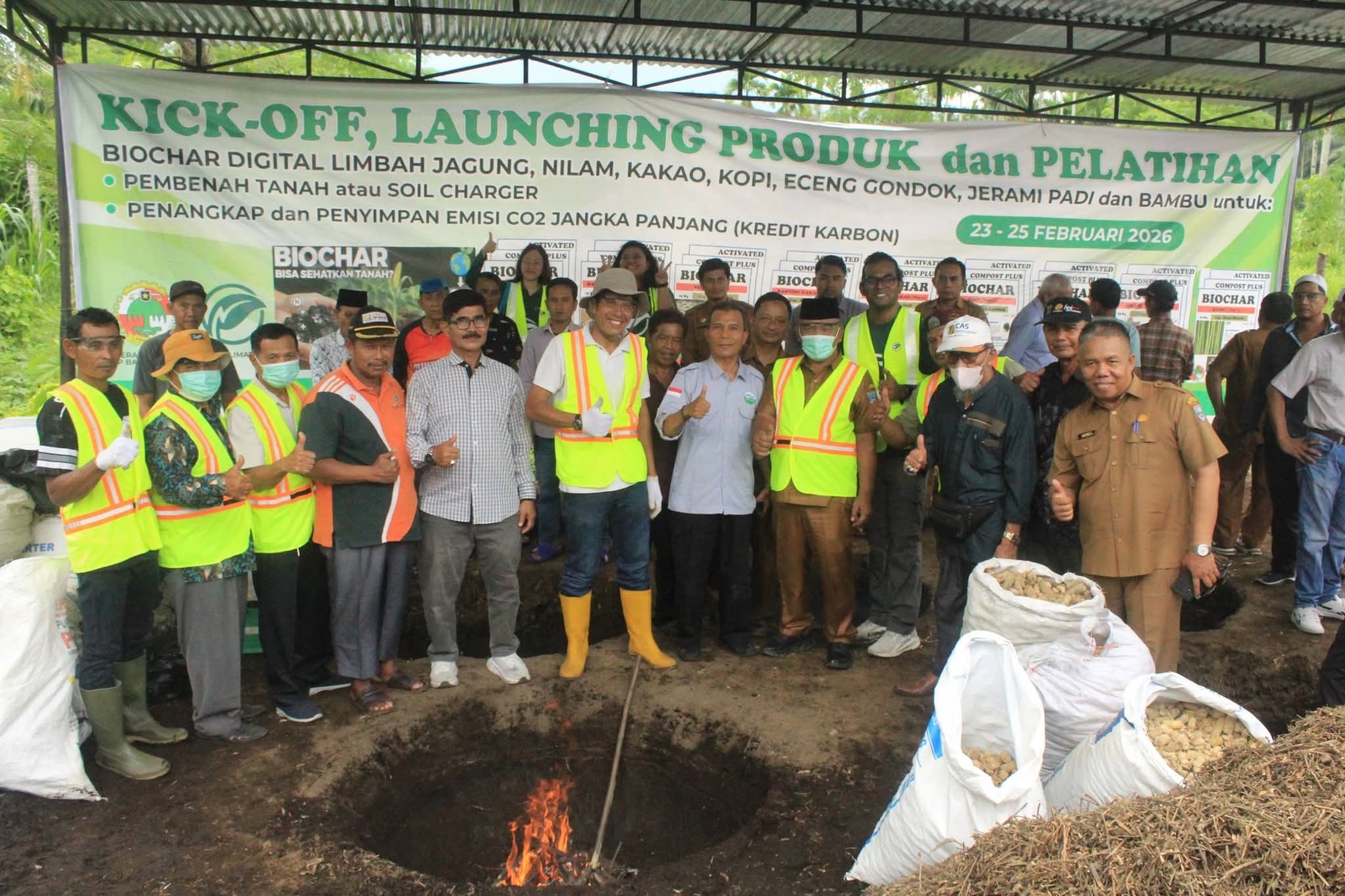 Bupati Pasbar Yulianto saat peluncuran Biochar Digital di Jorong Bandarejo, Kecamatan Pasaman, Kabupaten Pasbar, Selasa (24/2). 