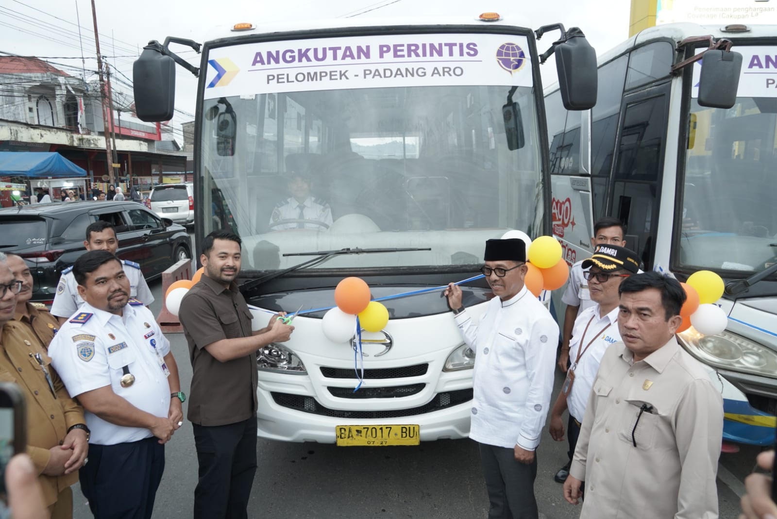 Bupati Solsel Khairunas bersama Anggota DPR RI Komisi V, Zigo Rolanda meresmikan rute Padangaro-Pelompek di RTH Solsel, Padangaro, pada Selasa (24/2).
