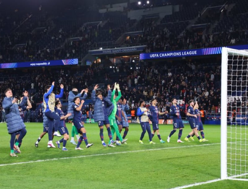 Para pemain PSG merayakan lolosnya ke babak 16 besar Liga Champions 2025-26 di Parc des Princes setelah bermain imbang 2-2 melawan AS Monaco, memastikan kemenangan agregat 5-4.(Foto: X @PSG_English)
