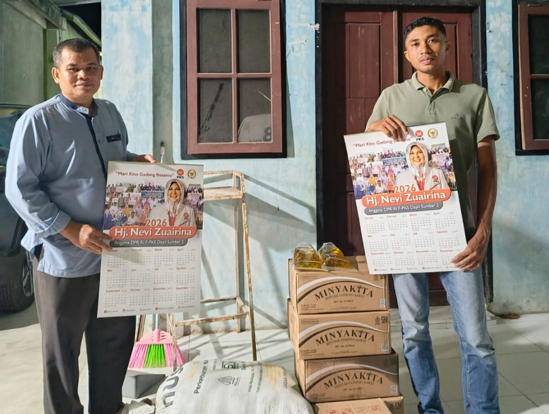 Warga Pasaman Barat menerima paket sembako dari Nevi Zuairina, meringankan kebutuhan selama Ramadhan.(Foto: Tim NZ)