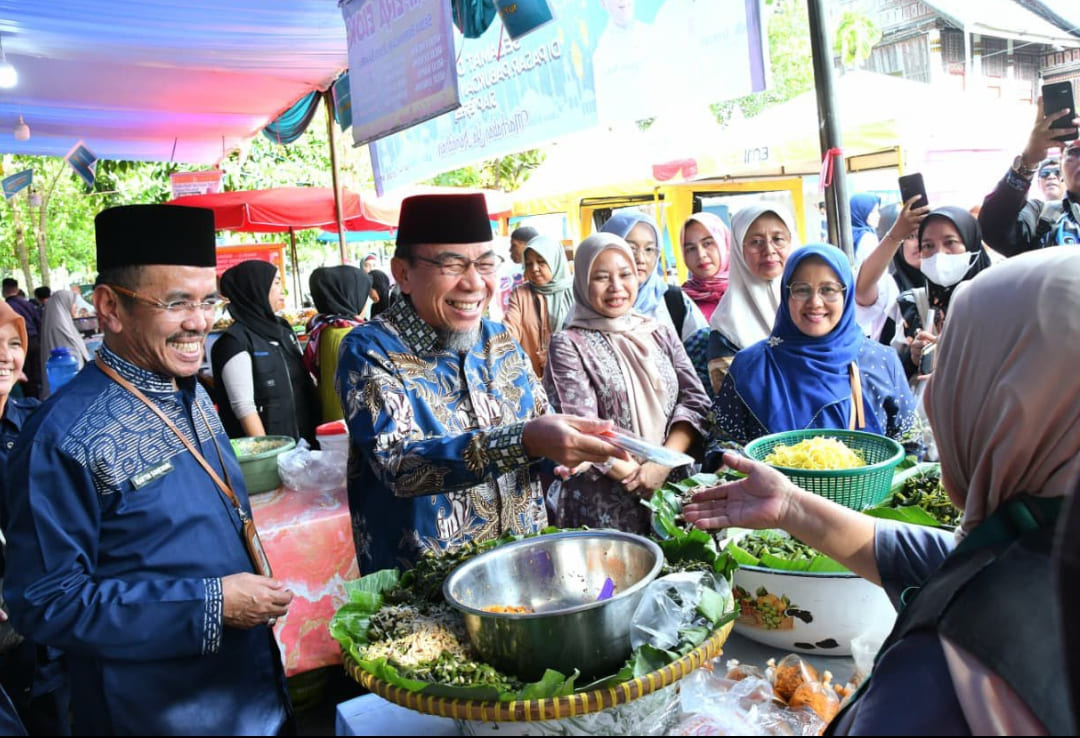 Wakil Wali Kota Padang Maigus Nasir sidak pasar pabukoan bersama Kepala BBPOM.(Foto: Prokopim)