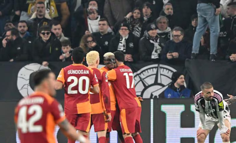 Victor Osimhen merayakan gol penentu yang membawa Galatasaray lolos ke babak 16 besar Liga Champions 2025/26 mengalahkan Juventus di Turin. (Foto: UEFA.com)