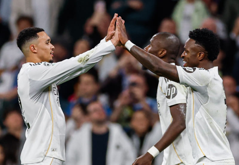 Vinicius Junior dan Trent Alexander-Arnold merayakan gol penentu kemenangan Real Madrid atas Benfica 2-1 dan memastikan tiket ke 16 besar Liga Champions 2025/26. (Foto: X @realmadriden)