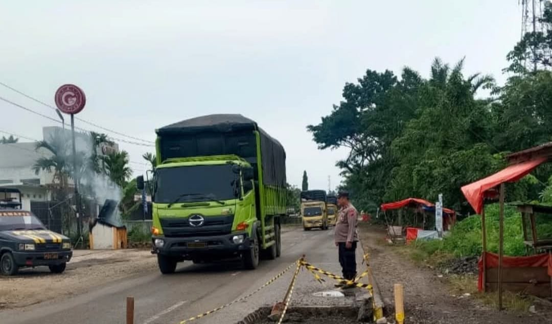 Personel Polsek Kotobaru melaksanakan kegiatan pengaturan lalu lintas (gatur lalin) di ruas Jalan Lintas Sumatera yang berada di wilayah hukum Kecamatan Kotobaru, Dhamrasraya.