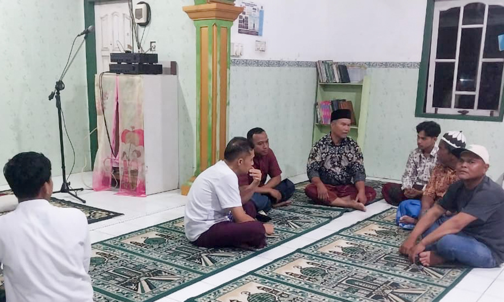 Diskusi Surau Limau Manis Padang kembali semarak usai Tarawih. Warga lintas usia bahas isu agama hingga sosial di Mushalla Al Iqra.