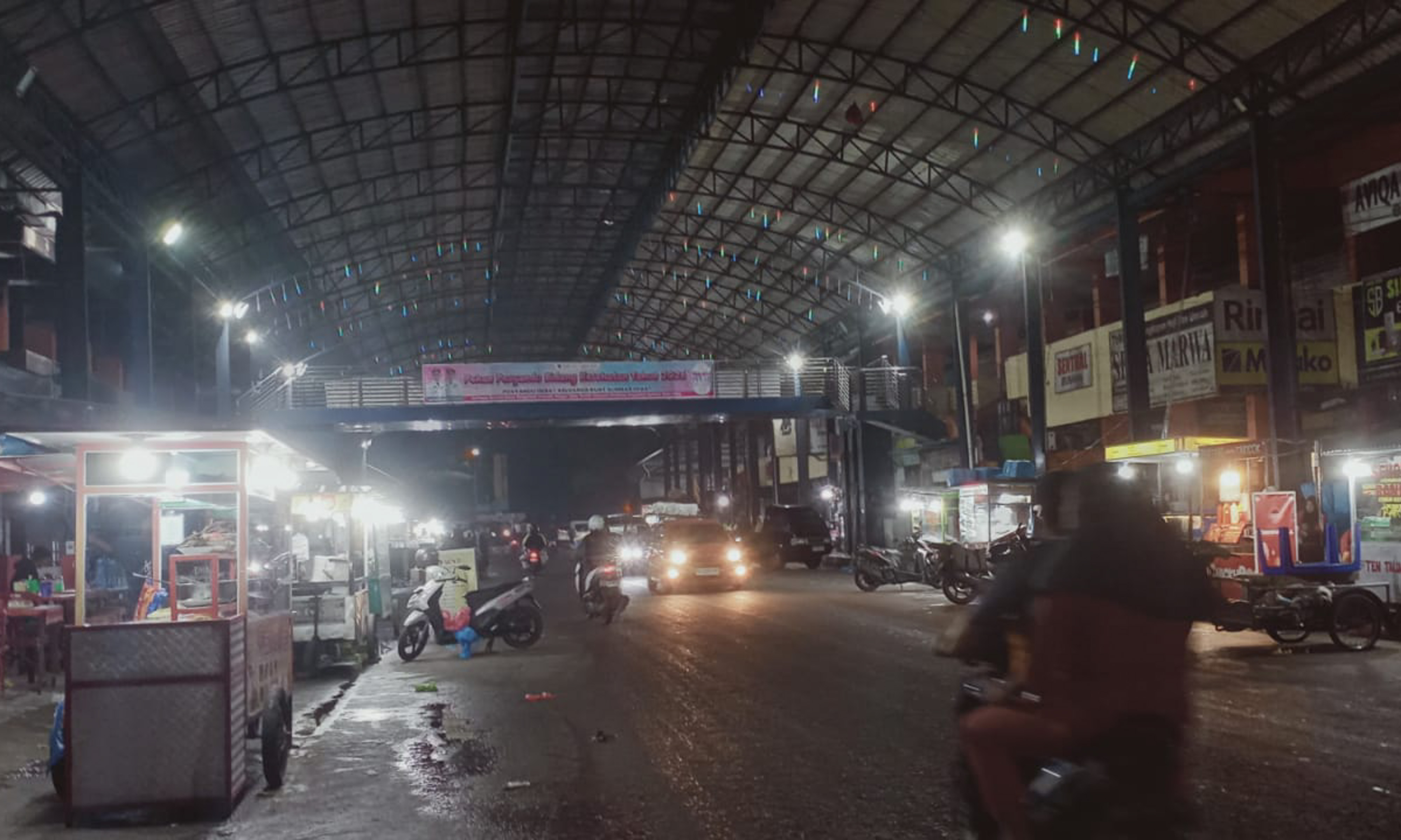 Suasana sahur di Jln Ahmad Yani, Kawasan Kanopi sentra kuliner Payakumbuh di waktu menjelang sahur. (Foto: Irfan/padeks)