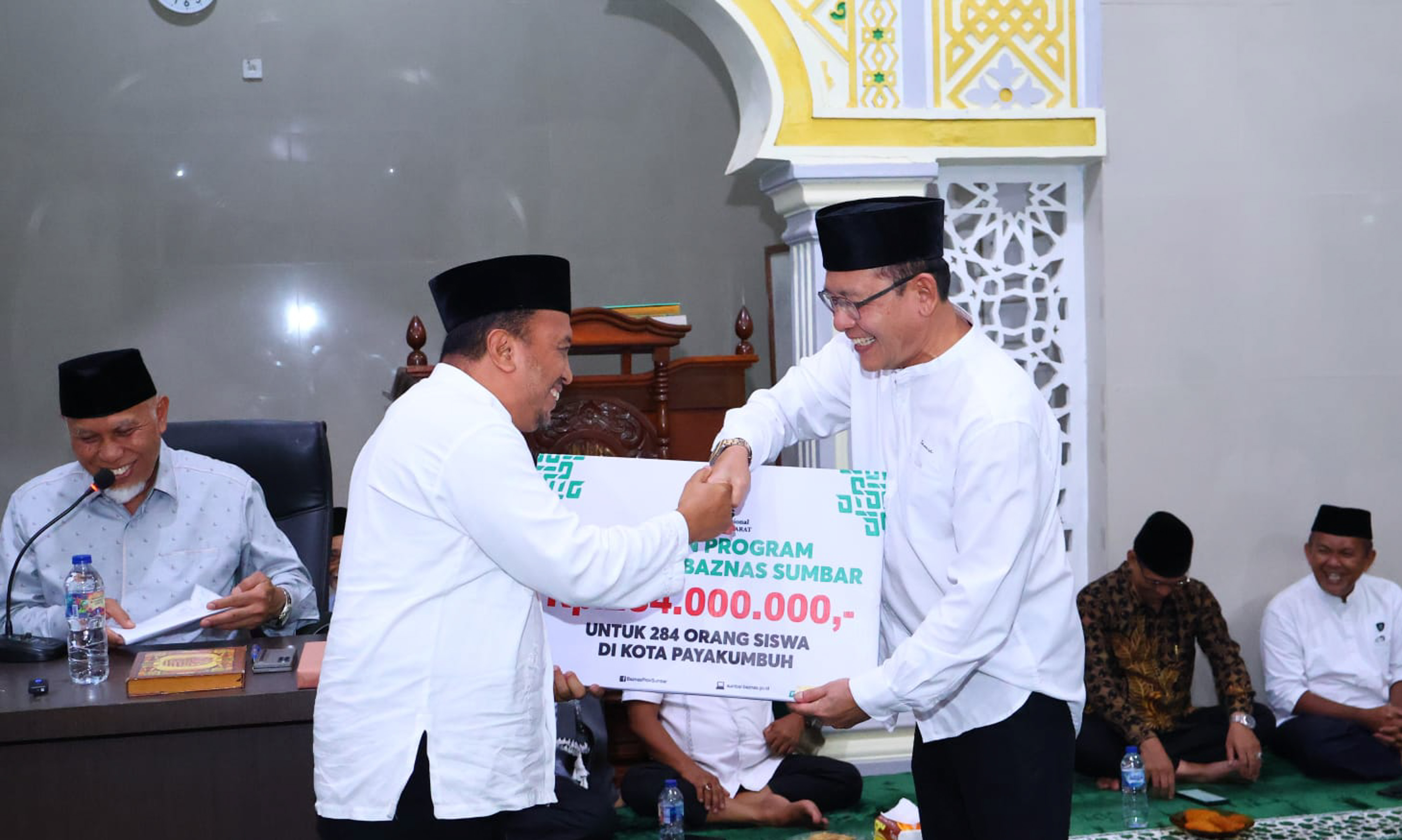 Wako Payakumbuh Zulmaeta serahkan bantuan di Masjid Arruhama