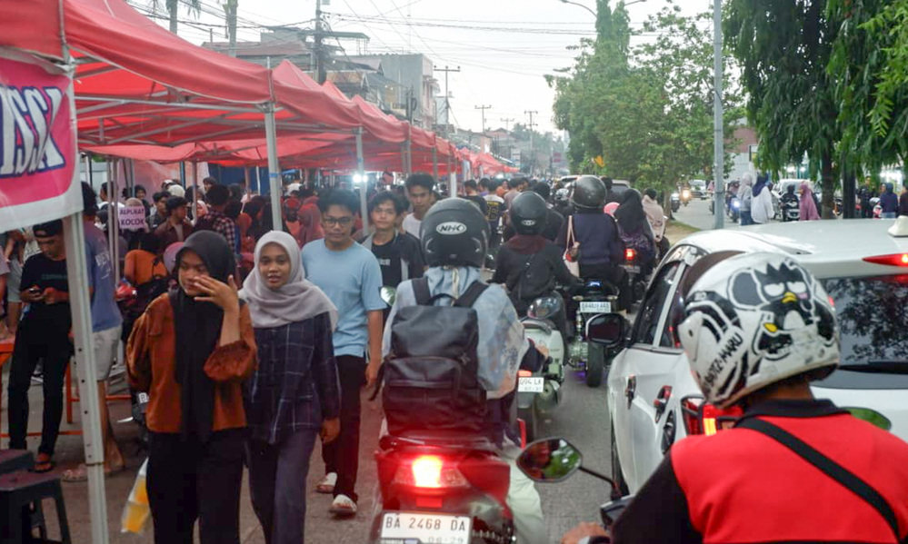 Ramainya kawasan Pasar Baru Unand saat memasuki jam ngabuburit pada Rabu (25/2/2026) sore. (Foto: Mengki Kurniawan/Padeks)