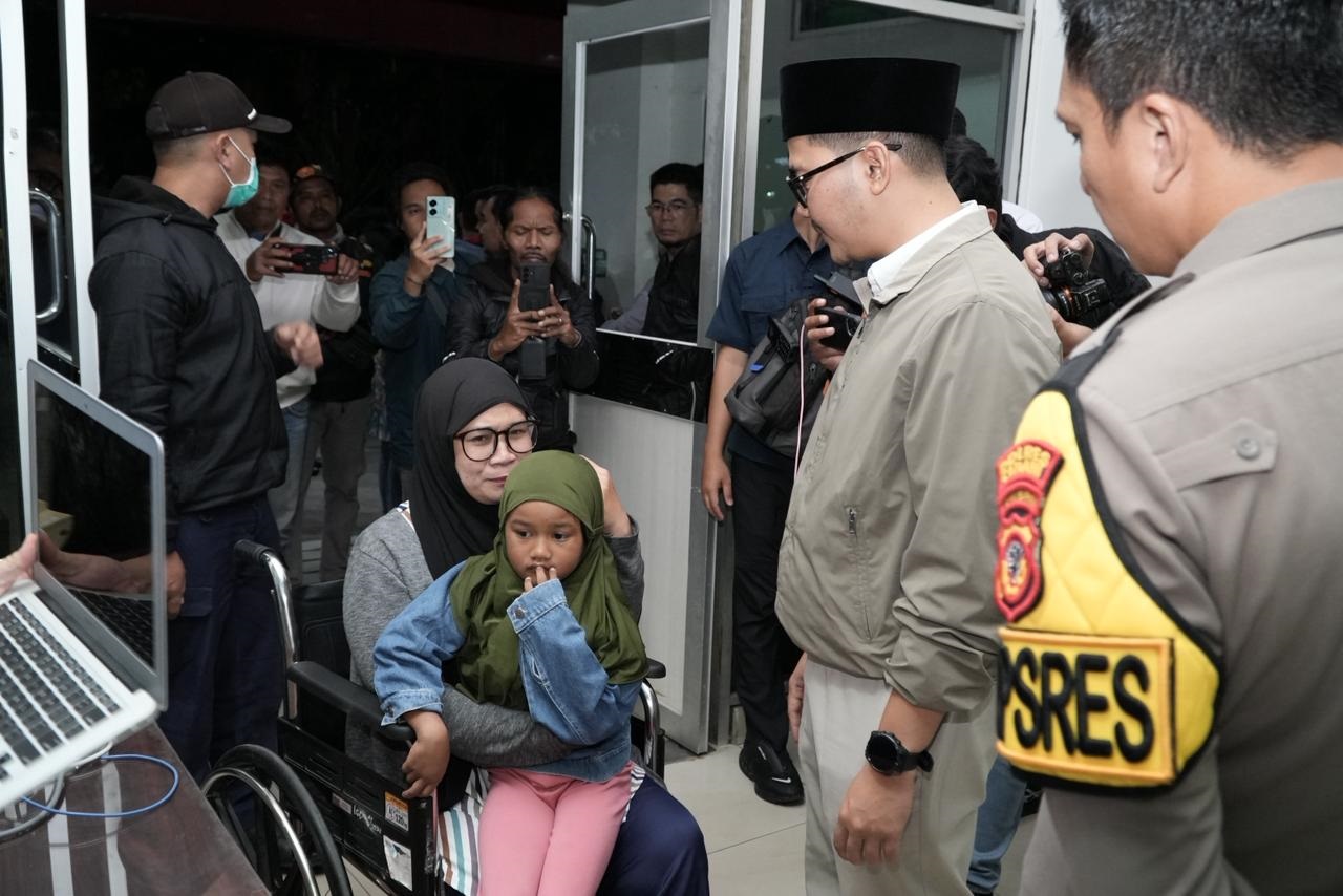BERI PERHATIAN: Wakil Wali Kota Cimahi Adhitia Yudithira menyambangi korban keracunan di RSUD Cibabat, Rabu (25/2) malam.