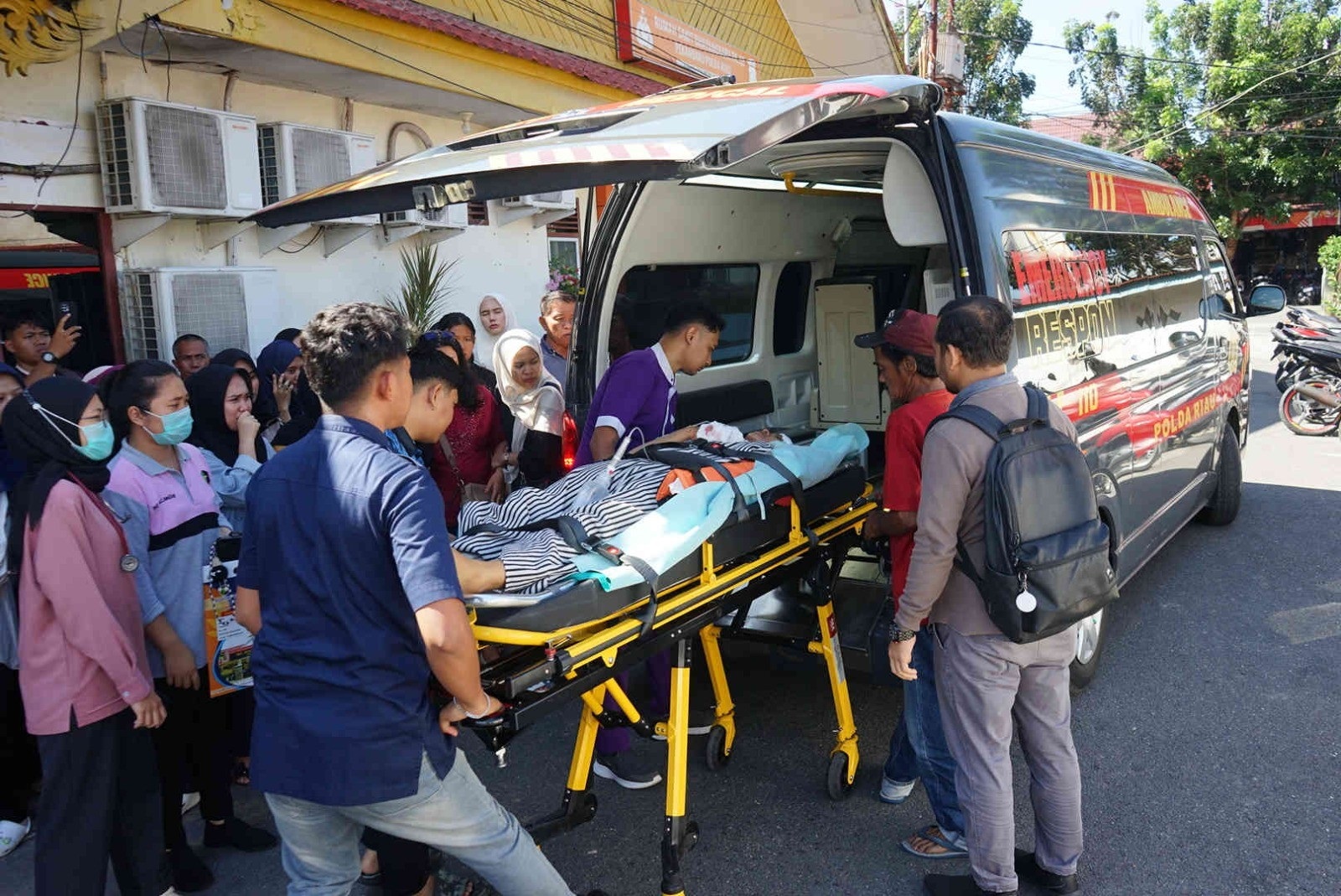 KORBAN: Kondisi korban Farradhila Ayu Pramesti saat proses pemindahan dari IGD RS Bhayangkara Polda ke RSUD Arifin Achmad Pekanbaru, Kamis (26/2). 