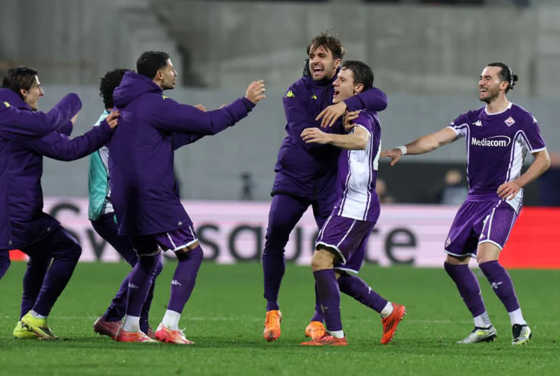 Gelandang Fiorentina, Nicolo Fagioli selebrasi setelah mencetak gol krusial pada masa perpanjangan waktu melawan Jagiellonia. (Foto: UEFA.com)