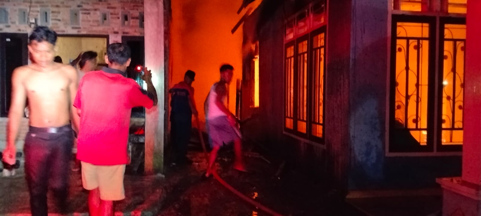 Kebakaran melanda 4 rumah di Nagari Talang Belarik Tapan, Kabupaten Pesisir Selatan, Jumat dini hari (27/2/2026). (Damkar Pesisir Selatan)