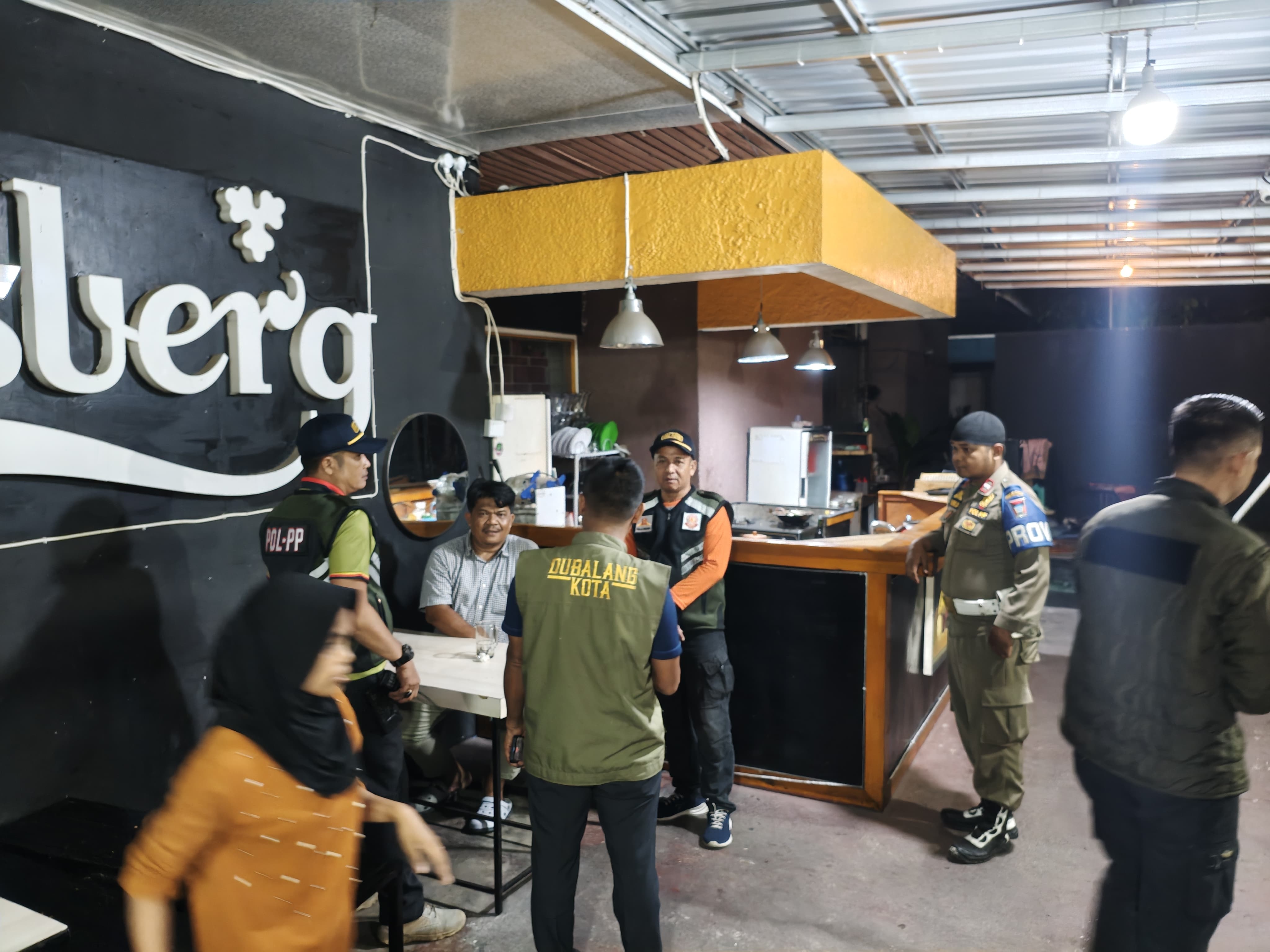 Satpol PP Padang menertibkan dua usaha hiburan di Pondok dan Batang Arau yang masih live musik hingga dini hari. 